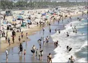  ??  ?? Visitors crowd the beach, in Santa Monica, California, amid the Coronaviru­s pandemic