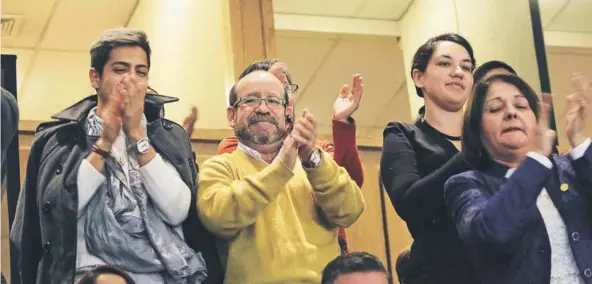  ?? FOTO: AGENCIAUNO ?? ►► Miembros del Movilh celebraron el anuncio del envío del proyecto de ley durante la cuenta pública.