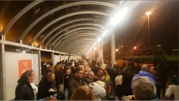  ?? (DR) ?? Les bus arrivent enfin à l’aéroport de Turin. Les passagers du vol Marrakech-Nice n’oublieront pas de sitôt cette mésaventur­e.