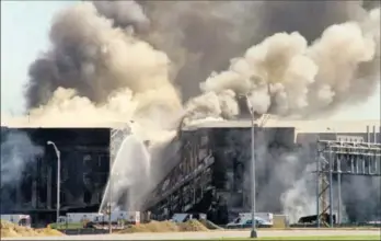  ?? / H. YIM (AP) ?? Los bomberos extinguían el incendio en el Pentágono, tras el impacto de un avión.