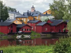  ??  ?? 2. Un racimo de casas rojas de madera (viejos almacenes de alimentos) gobierna la panorámica del barrio de pescadores.