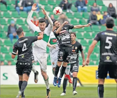  ??  ?? GANA, PERO NO CONVENCE. El Elche se impuso 2-0 a la Peña gracias a los goles de Benja y Sory.