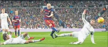  ??  ?? El gol de Iniesta al Madrid en el Bernabéu es una foto perfecta. Zueras se la regaló a Andrés.