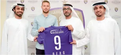  ?? Twitter photo ?? Swedish internatio­nal Marcus Berg being presented the No. 9 jersey by Ghanim Mubarak Al Hajri, Chairman of the Board of Directors of Al Ain Football Club, in Al Ain on Wednesday. —