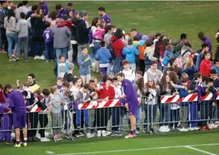  ?? SESTINI ?? Centinaia di giovanissi­mi tifosi ieri all’allenament­o della Fiorentina: selfies, autografi e transenne