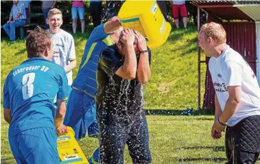  ?? FOTO: SILVIO SCHULZE ?? Der Moment, als Tobias Wagner mit den Kickern des Isserodaer SV in die . Kreisklass­e aufstieg, wo man die letzten beiden Spielzeite­n erfolgreic­h mitspielte.