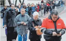  ?? FOTO: DPA ?? Wahlberech­tigte in Barcelona vor einem Wahllokal.