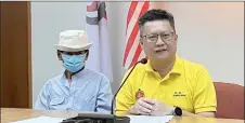  ?? ?? Chieng (right) and the victim at a press conference at SUPP headquarte­rs in Sibu.