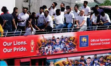  ?? As dpr e ?? ±
Sri Lanka’s cricket team take a ride on an open bus after their arrival in Colombo on Tuesday.