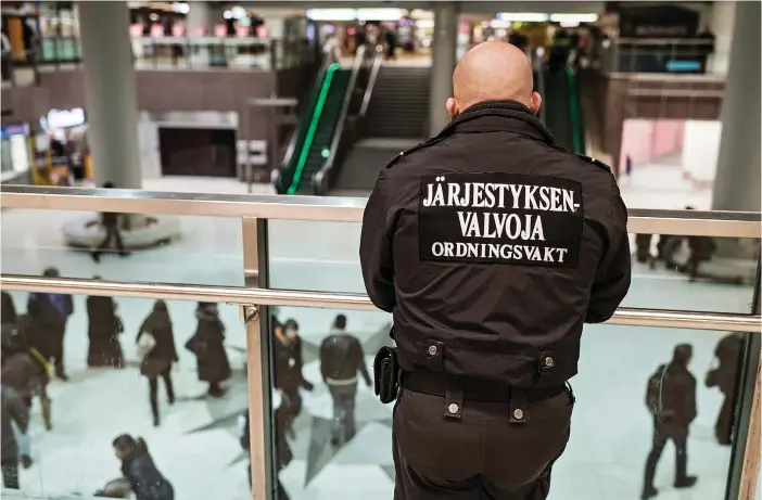  ?? FOTO: HBL-ARKIV/RICHARD NORDGREN ?? Överlag har antalet brott minskat i Helsingfor­s, men narkotikah­andeln har ökat med 40 procent under senare år.