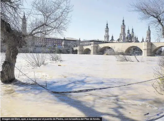  ?? MARÍA MUÑOZ ?? Imagen del Ebro, ayer, a su paso por el puente de Piedra, con la basílica del Pilar de fondo.