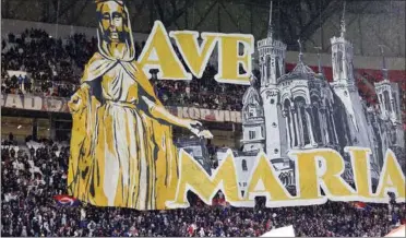  ?? FOTO: GETTY IMAGES ?? Olympique-fans forsøger at anråbe de højere magter med denne tifo med byens Basilique Notre Dame de Fourvière.
