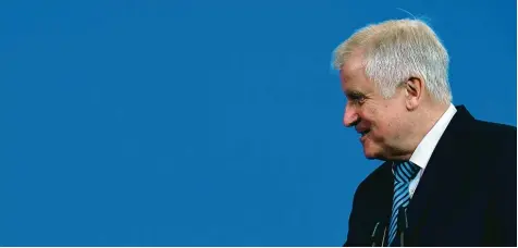  ?? Foto: Tobias Schwarz, afp ?? Horst Seehofer ist nicht nur Bundesinne­nminister, sondern auch CSU Parteichef. Letzteres will er offensicht­lich noch lange bleiben. Dass er der Bundeskanz­lerin als unange nehmer, manche sagen gar unversöhnl­icher Kritiker ebenfalls erhalten bleiben will, zeigte der 69 Jährige wieder einmal am Donnerstag.