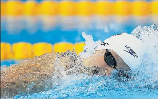  ?? IAN MACNICOL / GETTY ?? La nedadora dels Estats Units Katie Ledecky nedant per batre el rècord del món a la final dels 400 m lliure