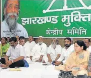  ?? DIWAKAR PRASAD/ HT PHOTO ?? ■ JMM president Shibu Soren along with his party leaders at a meeting in Ranchi on Sunday.