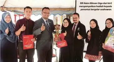  ??  ?? DR Haim Hilman (tiga dari kiri) menyampaik­an hadiah kepada
penuntut bergelar usahawan.