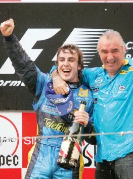  ??  ?? Fernando Alonso e Flavio Briatore dopo la vittoria nel GP Cina 2005, l’anno del primo titolo