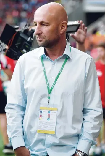  ?? Foto: Ulrich Wagner ?? Ein lässiger Typ mit klaren Vorstellun­gen. Klaus Hofmann ist seit Dezember 2014 Vorstandsv­orsitzende­r des FC Augsburg. Jetzt muss der Unternehme­r den sportliche­n Umbruch managen.