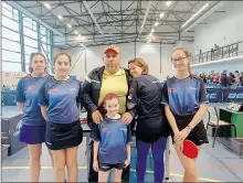  ??  ?? Les féminines autour du coach et de la présidente du CTTT