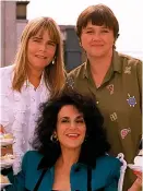  ??  ?? Lesley with the co-stars in 1992