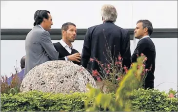  ??  ?? LA PASADA EDICIÓN. Emery, Simeone, Pellegrini y Luis Enrique, charlando en Nyon el pasado verano.