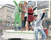  ?? FOTO: CTRI ?? Marion (l.), Josefine und Oberbürger­meister Stephan Keller auf einem fahrenden Piano, das von Oliver (r.) gesteuert wurde.