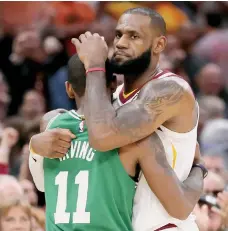  ?? FOTOS: GETTY IMAGES ?? Tras el tiro final, Kyrie Irving y LeBron James se abrazaron sin decir palabras. Fue el reencuentr­o.