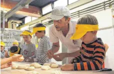  ?? FOTO: CHRISTIANE HUYNH ?? Unter Anleitung von Christian Mäschle und seinem Team durften die kleinen „Laupfrosch“-Teilnehmer Brezeln und mehr backen.