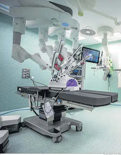  ?? JAVIER CEBOLLADA / EFE ?? El robot Da Vinci está presente en las salas de cirugía de muchos hospitales españoles.