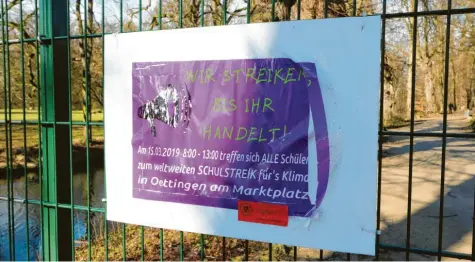  ?? Foto: Verena Mörzl ?? „Wir streiken, bis ihr handelt“, steht auf dem Schulstrei­k-Plakat, das am Zugang zum Oettinger Hofgarten hängt.