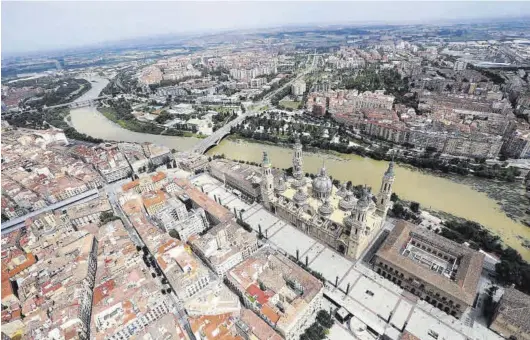  ?? ÁNGEL DE CASTRO ?? Imagen aérea de la ciudad de Zaragoza, en la que existen más de 40.000 edificios diferentes según el Instituto Nacional de Estadístic­a.