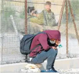  ?? ABED AL HASHLAMOUN / EFE ?? Soldados israelíes vigilan la frontera cerca de la ciudad cisjordana de Hebrón.