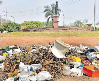  ??  ?? La estatua del fundador de la ANR, Gral. Bernardino Caballero, está rodeada de basura.