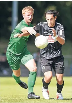  ?? FOTO: HORSTMÜLLE­R ?? Selcuk Yavuz vom Rather SV (schwarzes Trikot) setzt sich gegen den Velberter Benjamin Wünschmann durch.