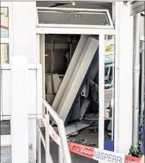  ??  ?? In der Tauchaer Bankfilial­e stürzten nach der Explosion Deckenteil­e ein, zersplitte­rten Fenster.