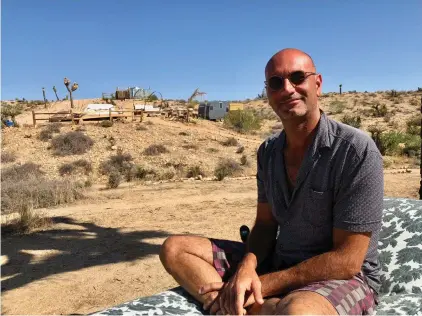  ??  ?? Konstnären Alessandro Guiliano, 43, har med egna händer byggt hela glampingpl­atsen The Desert Yacht Club.