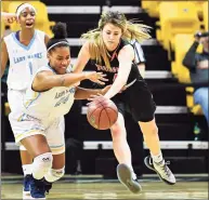  ?? The Washington Post via Getty Images ?? River Hill’s Saniha Jackson, right, and Middletown (Md.) guard Saylor Poffenbarg­er (4) fight for a loose ball in a 2019 game.