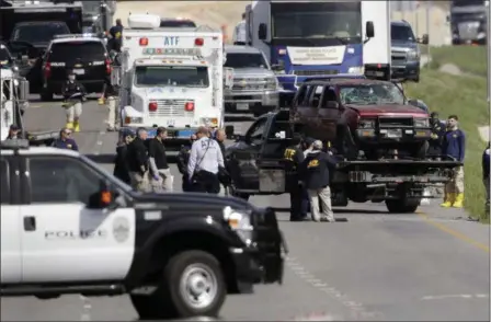  ?? ERIC GAY — THE ASSOCIATED PRESS ?? Officials remove a car of the suspect in a series of bombing attacks in Austin from the scene where he blew himself up as authoritie­s closed in, Wednesday in Round Rock, Texas.