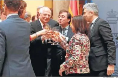  ?? EDUARDO PARRA / EP ?? El ministro de Asuntos Exteriores, Josep Borrell, y su relevo, la de Defensa, Margarita Robles, brindando ayer.