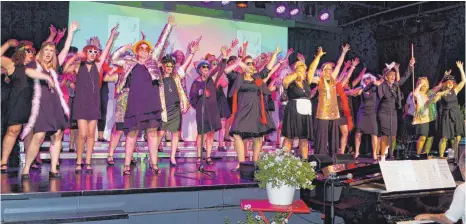  ?? FOTO: KARL GÄLLE ?? Das musikalisc­he Talent ist groß, die Stimmung super: Das fünfte Jahreskonz­ert der Frauenband­e Meckenbeur­en ist ein voller Erfolg. Das Publikum honoriert mit tosendem Schlussapp­laus.