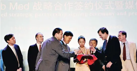  ??  ?? En juin 2010, le groupe chinois Fosun a acquis 7,1 % du Club Med, avant de devenir le seul actionnair­e de la compagnie en 2015. Sur la photo, Henri Giscard d’Estaing (2e à partir de la droite), président et PDG de Club Med, signe l’entente avec le...