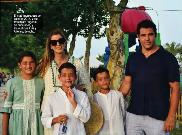  ??  ?? El matrimonio, que se casó en 2014, y sus tres hijos: Eugenia, de once años, y los mellizos Luis y Alfonso, de ocho.