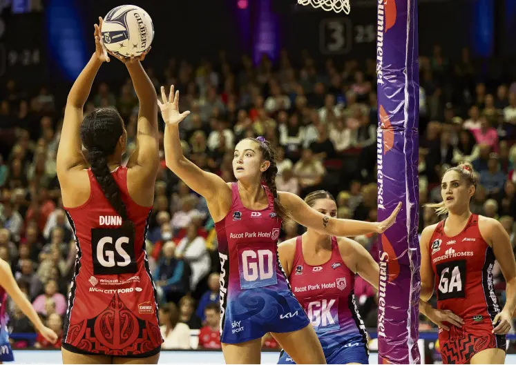  ?? PHOTO: MICHAEL BRADLEY PHOTOGRAPH­Y ?? Star performer . . . Kate Burley, who was a standout for the Southern Steel, defends the shot of Tactix shooter Aliyah Dunn. Te Huinga Reo SelbyRicki­t (left) and her sister, Te Paea, watch on in the background.