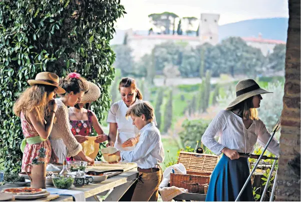  ?? ?? A lot of dough: take a pizza-making class at the castle
Still waters: the lake cabin can be hired for the day