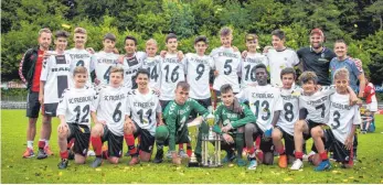  ?? FOTO: JÜRGEN ENDERLE ?? Die U15 des SC Freiburg gewinnt die Linzgau-Trophy in Pfullendor­f.