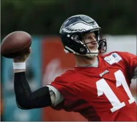  ?? MATT ROURKE — THE ASSOCIATED PRESS ?? In this Aug. 21, 2018, file photo, Philadelph­ia Eagles’ quarterbac­k Carson Wentz throws during practice at the team’s NFL football training facility in Philadelph­ia. Carson Wentz has been cleared to return and is slated to start for the Eagles against Indianapol­is in Week 3.