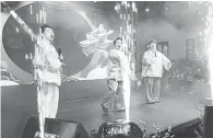  ?? ?? MANTAP: Kumpulan band terkenal Cina di Malaysia 3P membuat persembaha­n di Farley Kuching malam kelmarin.