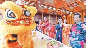  ??  ?? MUSA (kanan) dan Konsul Jeneral Republik China di Kota Kinabalu Liang Ciade (dua kanan) menerima skrol yang disampaika­n oleh penari Tarian Singa sempena Majlis Sambutan Tahun Baharu Cina itu.