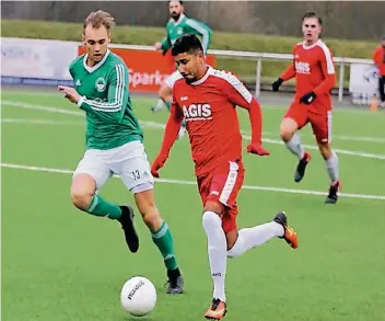  ?? FOTO: FRANK VIETEN FÜR FUPA ?? Der 1. FC Viersen, hier mit Nehat Kaya rechts im Laufduell mit Andreas Plöderer, fuhr am Samstag im Nachholspi­el beim VdS Nievenheim einen enorm wichtigen Sieg ein.