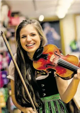 ?? BILD: SN/SN/WILDBILD ?? Alexandra Seywald im Dirndl mit ihrer Violine des deutschen Geigenbaue­rs Schleske.